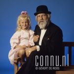 10-08-1988 Pierre Kartner at studio Amsterdam Photo: Govert de Roos/Connu

[keywords]Posed, Eyecontact, Half Length[/keywords]